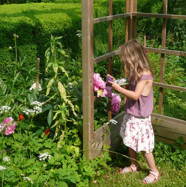 Petite fille &agrave; la pivoine